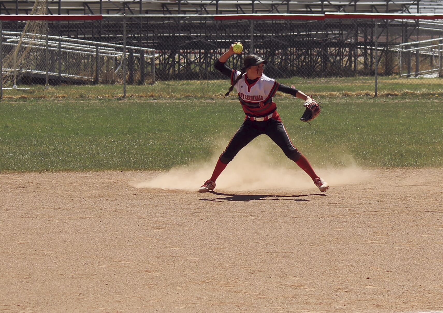 Quintana throws to first